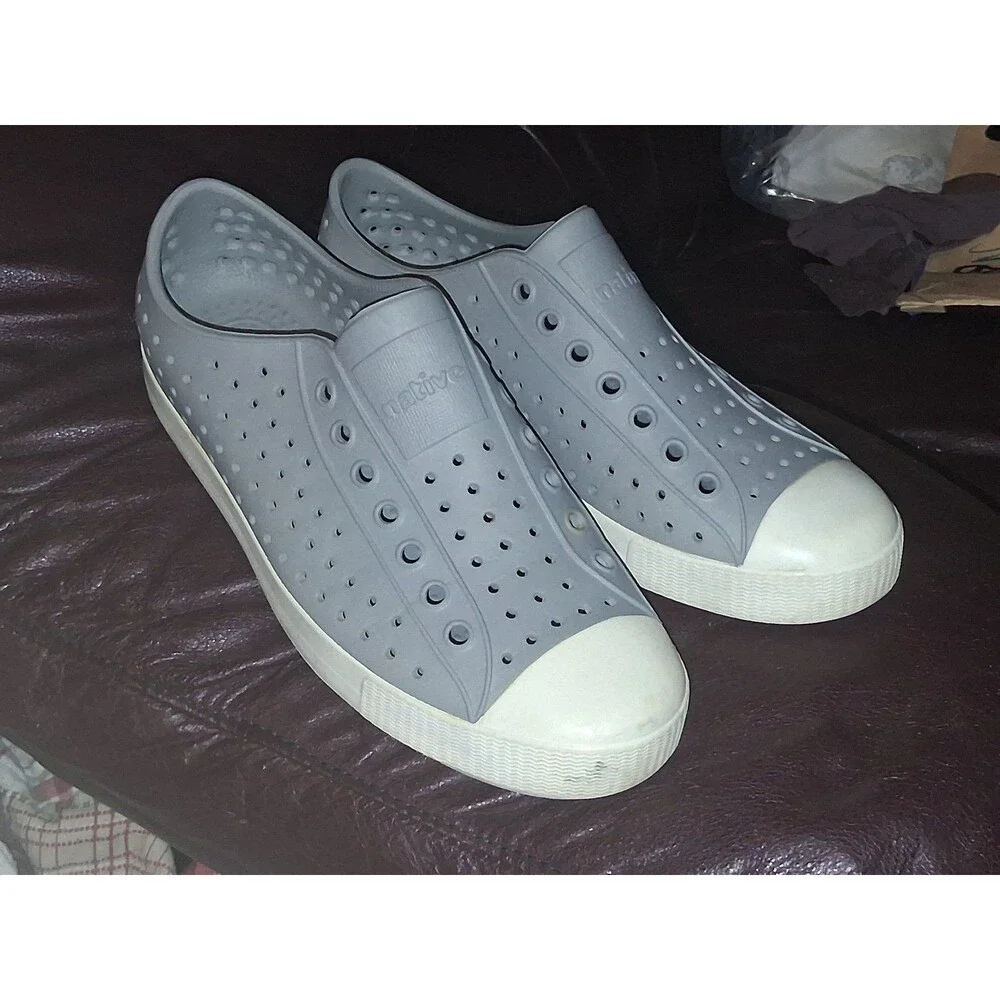 “Native” Slip-On Rubber Water Shoes in Gray/White (Men’s Size 7/Women’s Size 9)